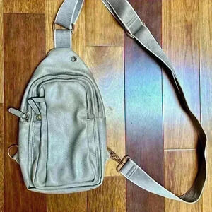 No Brand | Women’s cream crossbody belt faux leather bag  purse never worn new